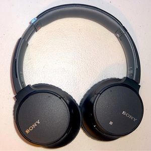 Like New Sony black WHCH700N Noise Cancelling Headphones